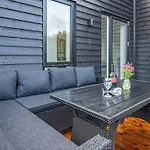 8 Person In Ansager-by Traum
