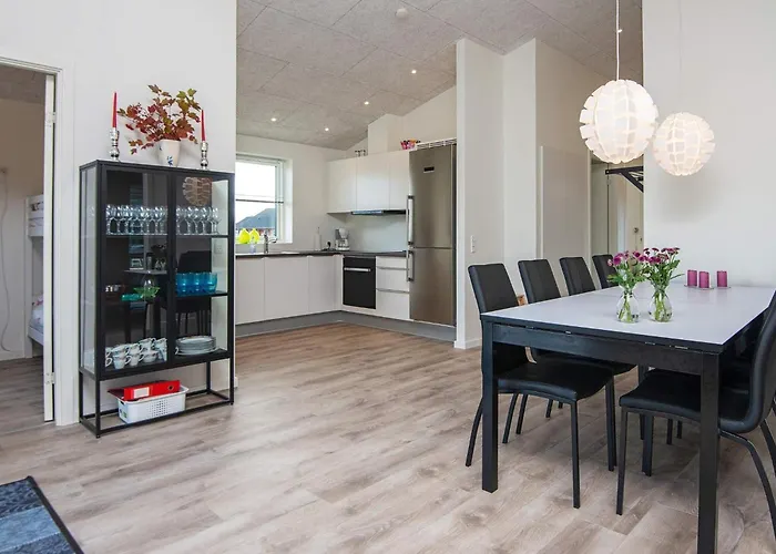 8 Person In Ansager-by Traum